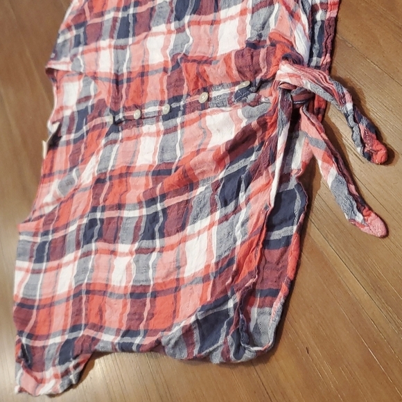 Universal Thread plaid top. - Picture 3 of 4